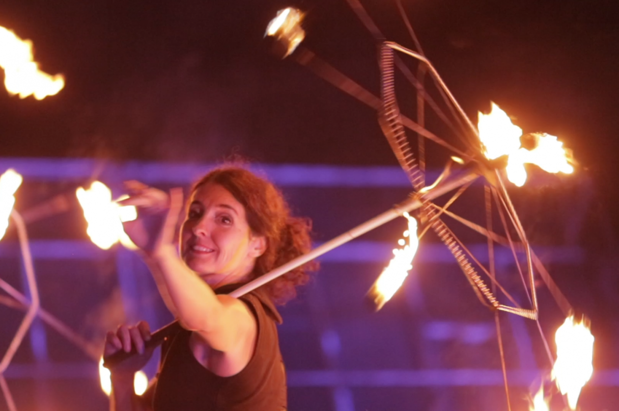 danseuse-feu-spectacle-performance-pyrotechnie-danse-étincelles-suisse